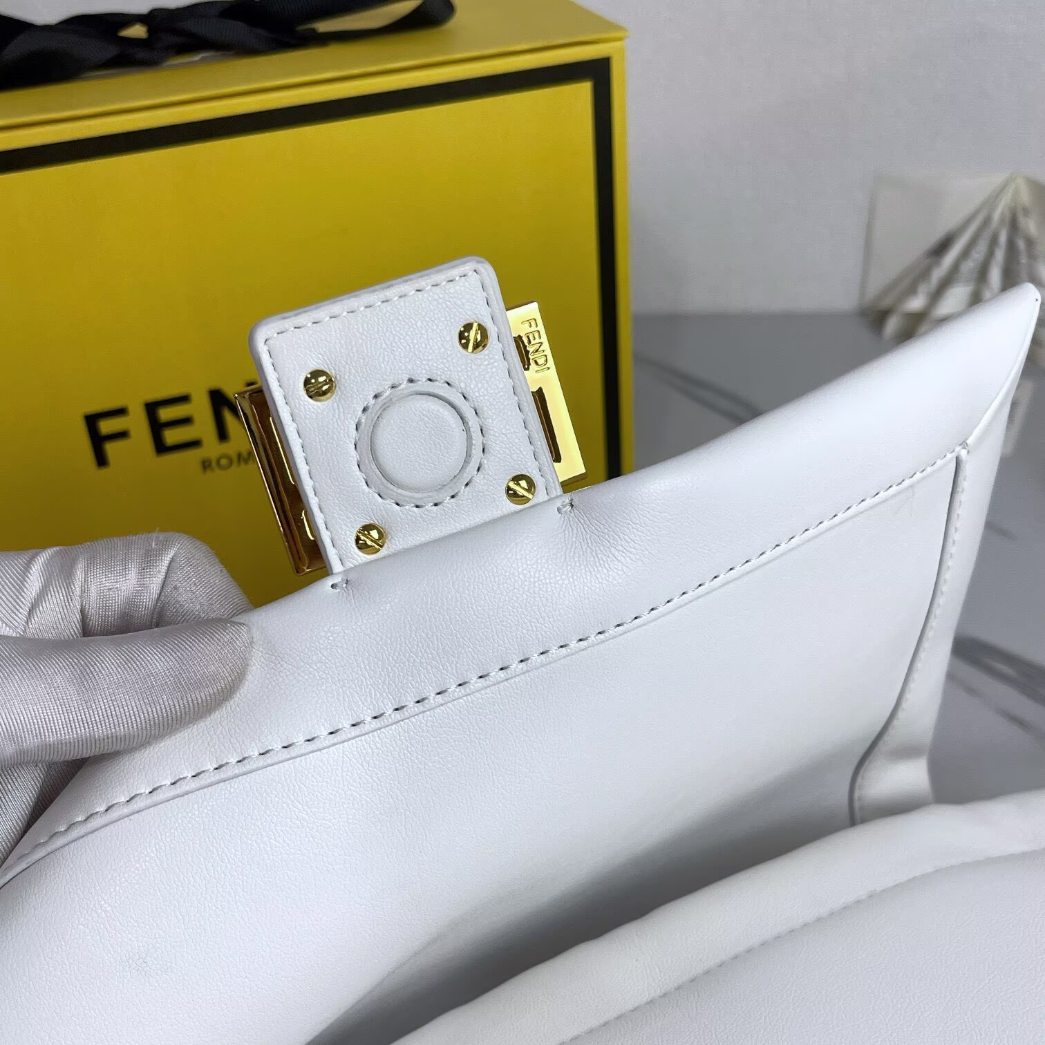 FENDI 2025 Mamma Baguette Original Leather Medium Bag FF8851 White FENDI 2025 Mamma Baguette Original Leather Medium Bag FF8851 White