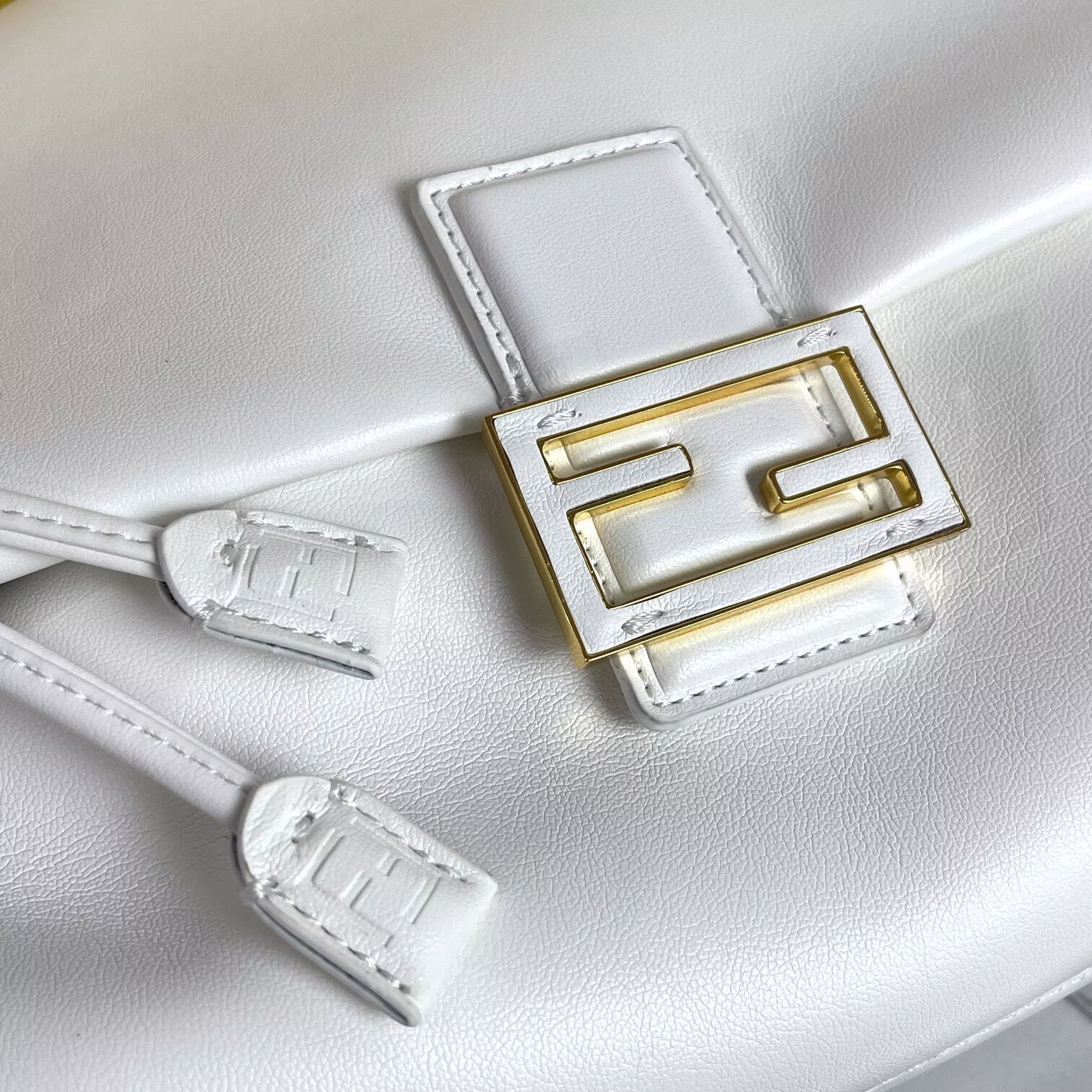 FENDI 2025 Mamma Baguette Original Leather Medium Bag FF8851 White FENDI 2025 Mamma Baguette Original Leather Medium Bag FF8851 White