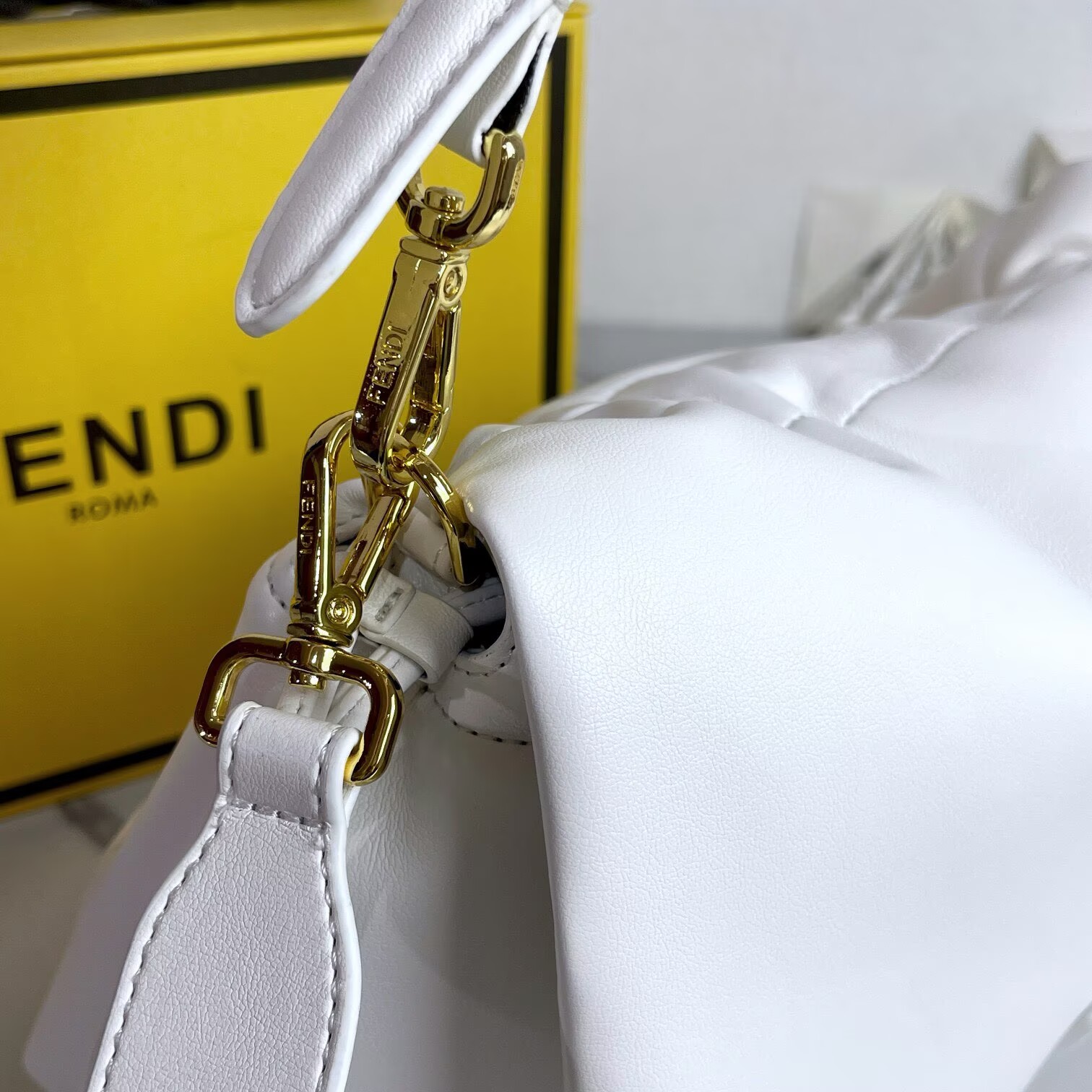 FENDI 2025 Mamma Baguette Original Leather Medium Bag FF8851 White FENDI 2025 Mamma Baguette Original Leather Medium Bag FF8851 White